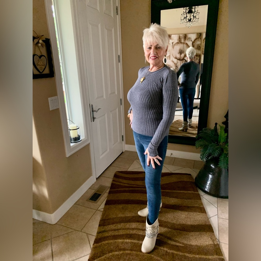 LN INC RIBBED PULL OVER SWEATER. LT-WT. SO CUTE I PURCHASED IN 3 COLORS.